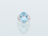 une bague en or blanc sertie d'une topaze bleue ovale