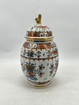 Vase couvert en porcelaine à décor d'émaux polychromes de va…