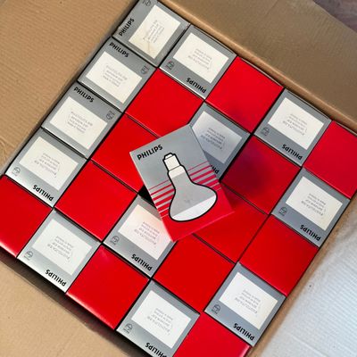 une boîte sur laquelle est représenté un damier rouge et blanc