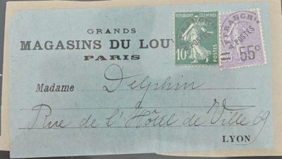 un gros plan d'un morceau de papier sur lequel est apposé un timbre