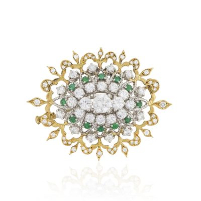 une broche en diamants et émeraudes, signée Van Cleef