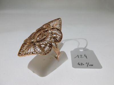 une image représentant une bague en or ornée d'un papillon
