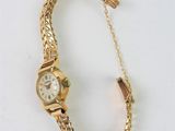 l'image d'une montre-bracelet en or entourée d'une chaîne