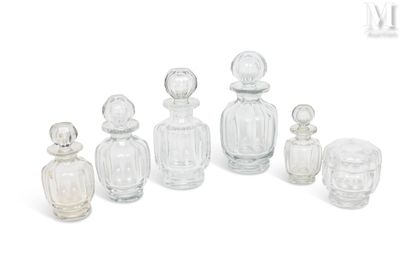 six flacons de parfum en verre transparent empilés les uns sur les autres