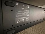 un gros plan sur la batterie d'un ordinateur portable posée sur une table