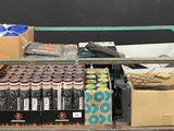 un chariot sur lequel sont posés de nombreux objets différents, posé sur une table