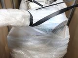 une photo de toilettes dans un carton recouvert de papier bulle