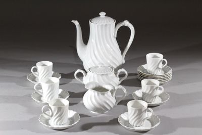 plusieurs tasses et soucoupes et une théière sur la table