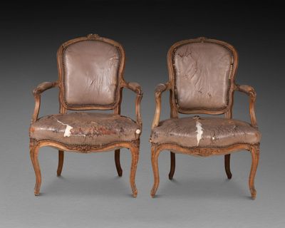Paire de FAUTEUILS cabriolets Le haut du dossier à fleurette…