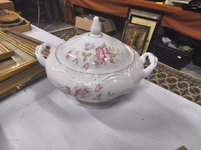 Soupière et sous tasses en porcelaine de la manufacture royale