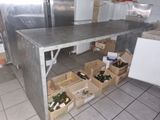 des cartons de vin posés sur le plan de travail de la cuisine