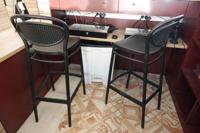 deux chaises placées l'une à côté de l'autre dans une cuisine