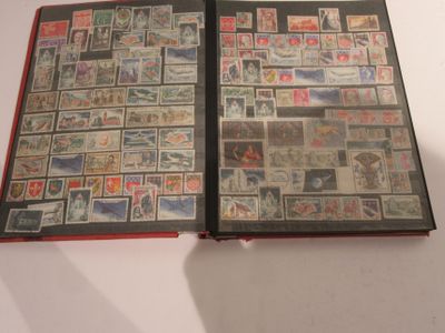 un livre ouvert avec des timbres sur une table
