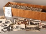 une vieille boîte en bois remplie de vieilles photos de personnes et d'animaux
