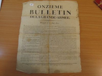 une feuille de papier posée sur une table, avec un stylo dessus