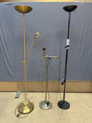 Ensemble comprenant deux halogènes et une liseuse en métal.