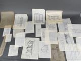 un grand nombre de papiers posés sur une table