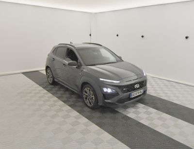 la voiture grise est garée dans le garage sur le sol en damier
