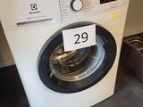 une machine à laver sur laquelle est apposée une étiquette de prix