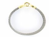 un gros plan d'un bracelet en câble sur fond blanc