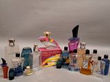 de nombreux flacons de parfum de styles variés posés sur une surface blanche
