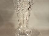 un vase en verre posé sur une table