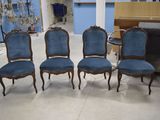 quatre chaises avec un revêtement bleu, un revêtement bleu, un revêtement bleu, un revêtement bleu, un revêtement bleu, un revêtement bleu, un revêtement bleu, un revêtement bleu