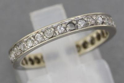 gros plan d'une bague en diamant sur une surface blanche
