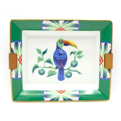 un plateau vert et bleu sur lequel est peint un oiseau