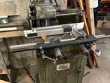 une machine posée sur une table dans une pièce