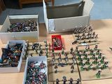 plein de petits soldats de plomb posés sur une table
