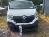 la camionnette blanche est garée sur le côté de la route