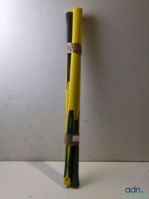 une batte de baseball jaune et noire posée sur une table blanche