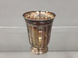 un vase en argent posé sur une table