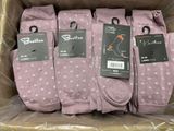 quatre paires de chaussettes roses dans une boîte, avec leurs étiquettes