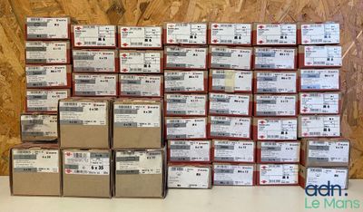un grand nombre de boîtes empilées les unes sur les autres