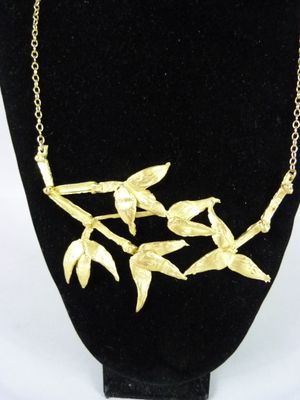 gros plan d'un collier sur un présentoir pour mannequin
