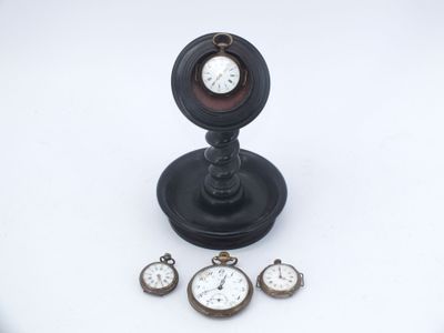 une horloge posée sur une table