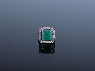 Importante bague or blanc 750/1000ème sertie d'une émeraude …