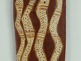 une œuvre d'art marron et blanche accrochée au mur