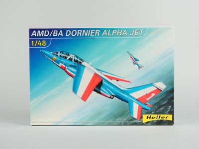 une boîte contenant une maquette d'avion de chasse volant dans le ciel