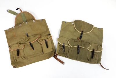 paire de sacs à dos en toile datant de la Seconde Guerre mondiale, avec poignées et sangles en cuir