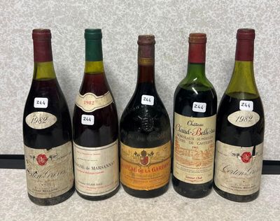 plusieurs bouteilles de vin sont alignées sur un comptoir