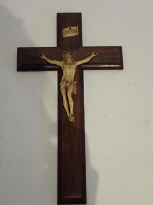 Crucifix en noyer et Christ en résine.