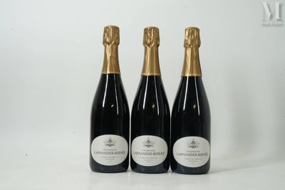 trois bouteilles de champagne posées côte à côte sur une table