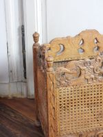 PANETIERE en bois naturel mouluré et sculpté à décor de fleu… (photo 2)