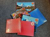 Plusieurs livres sont alignés sur une surface recouverte de moquette
