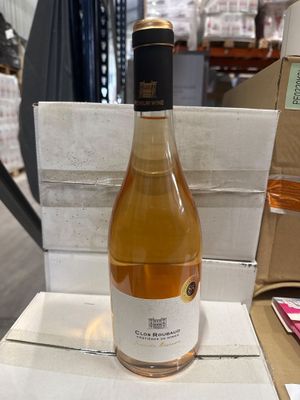 une bouteille de vin posée sur une caisse dans un magasin