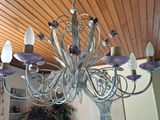 un lustre suspendu au plafond dans un salon