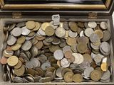 une boîte remplie de pièces de monnaie sur laquelle est apposée une étiquette indiquant le prix
